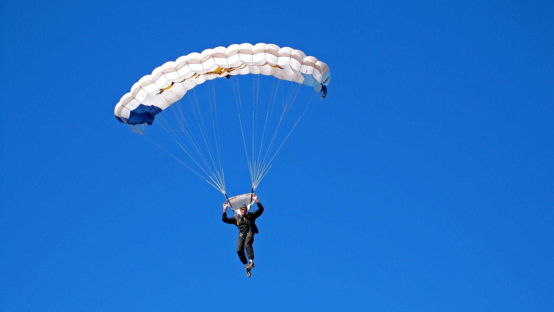 从绿茵场到赛道，当接管比赛成为全球体育的通用语言